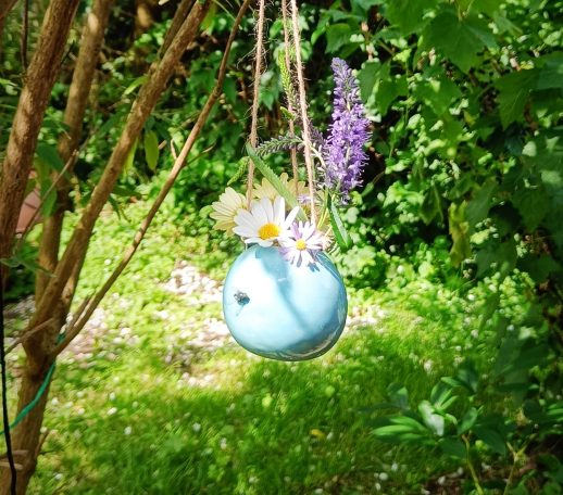 kl. hängende Vase mit Wiesenblumen 